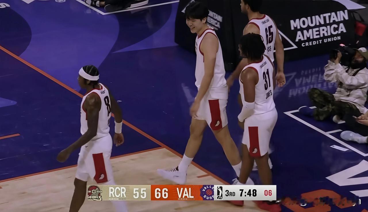 杨瀚森G联赛首秀，率队完成20分大逆转。

刚刚结束的G联赛比赛，杨瀚森所在的混