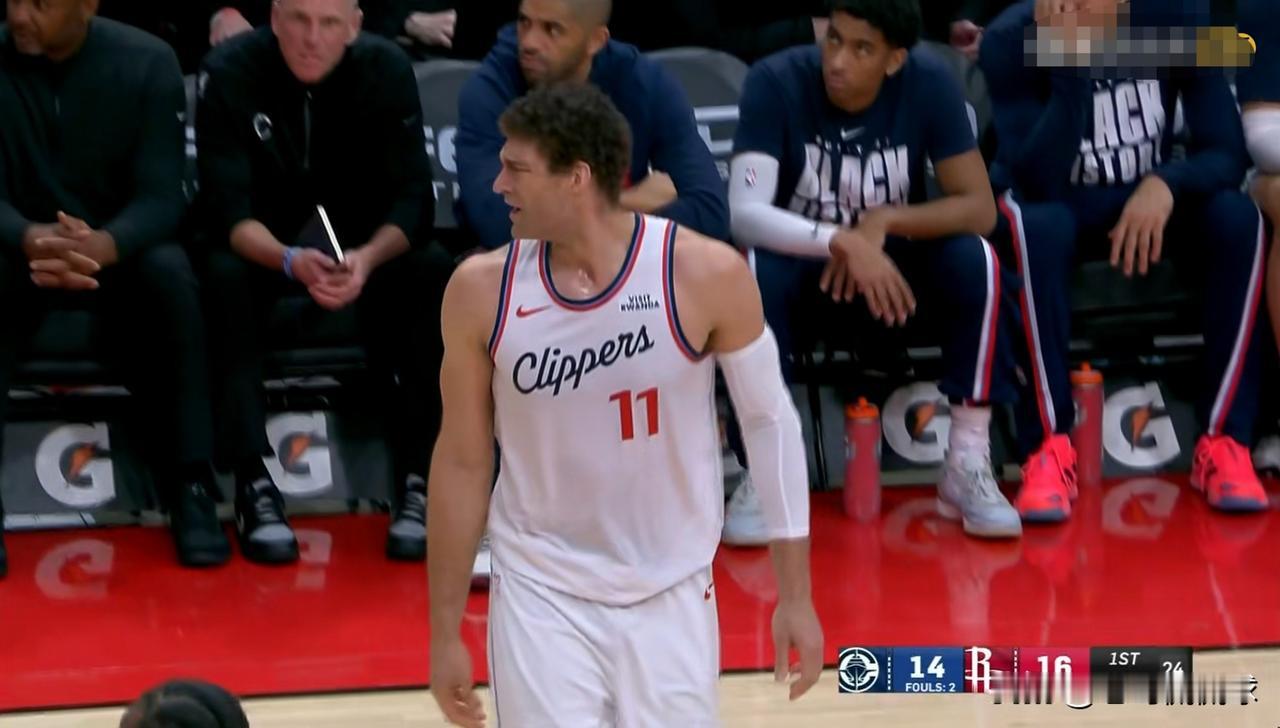 快船老将洛佩兹真是太让人喜出望外了！在今天快船客场挑战火箭的比赛中，目前双方的上