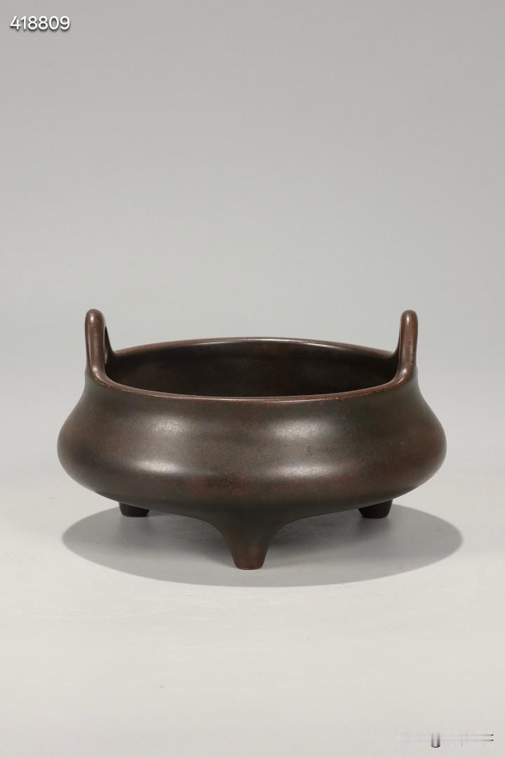 清 大清乾隆年制款冲天耳炉

规格：高7.5cm，口径11cm，重1020.5克