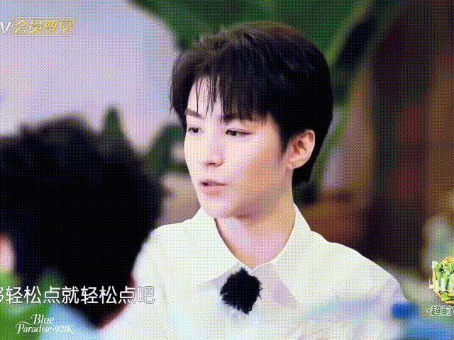 王俊凯替靳梦佳解围中餐厅理想中的共事伙伴大概就是王俊凯这样，不会一味要求所有人硬
