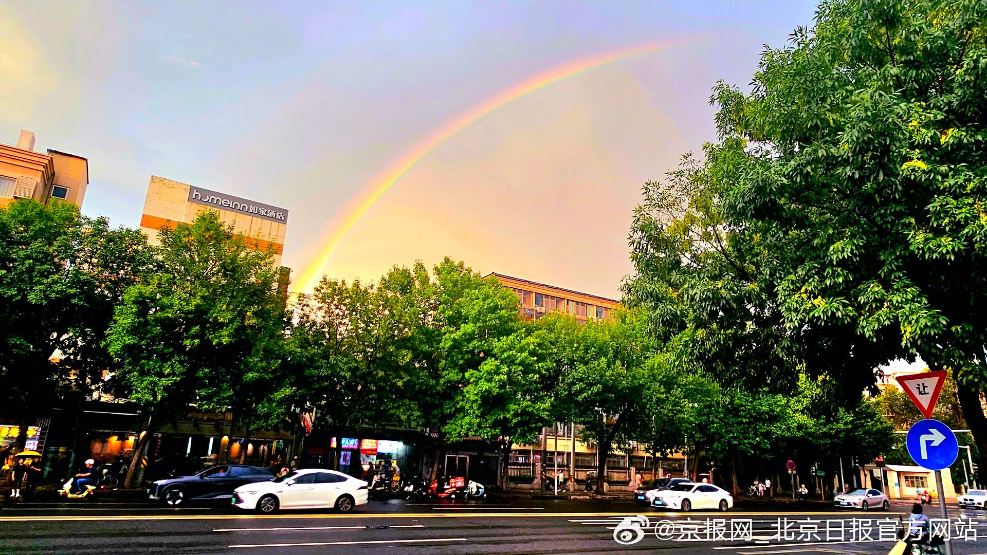 【#北京雨后双彩虹好惊艳#】8月7日傍晚，雨后双彩虹高悬天际，邂逅城市难得的浪漫