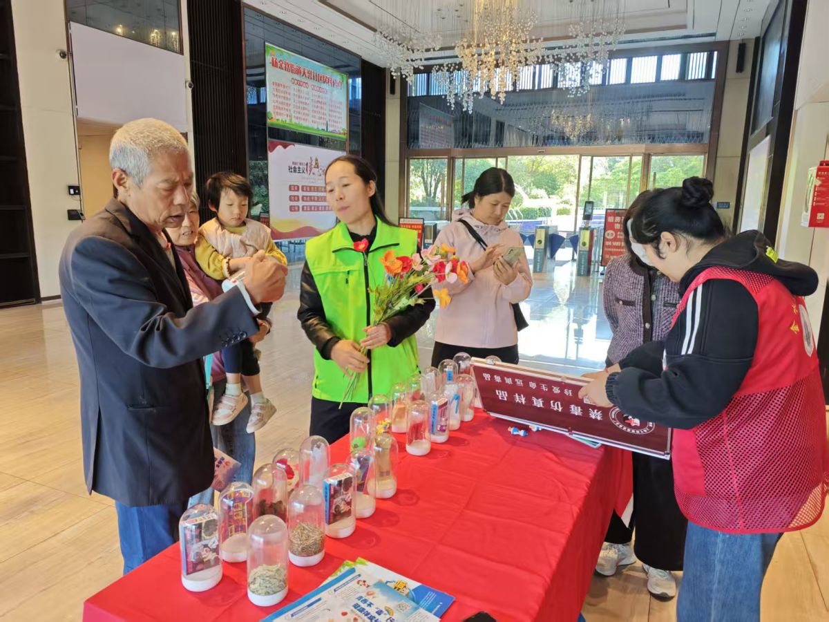 杨金路街道天誉社区开展禁毒禁种暨反诈宣传活动