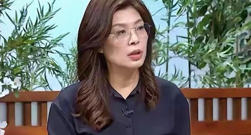 一个人明明站在队伍里，却像被按了静音键，这滋味谁懂？最近聊到郑丽文在基层事务里的