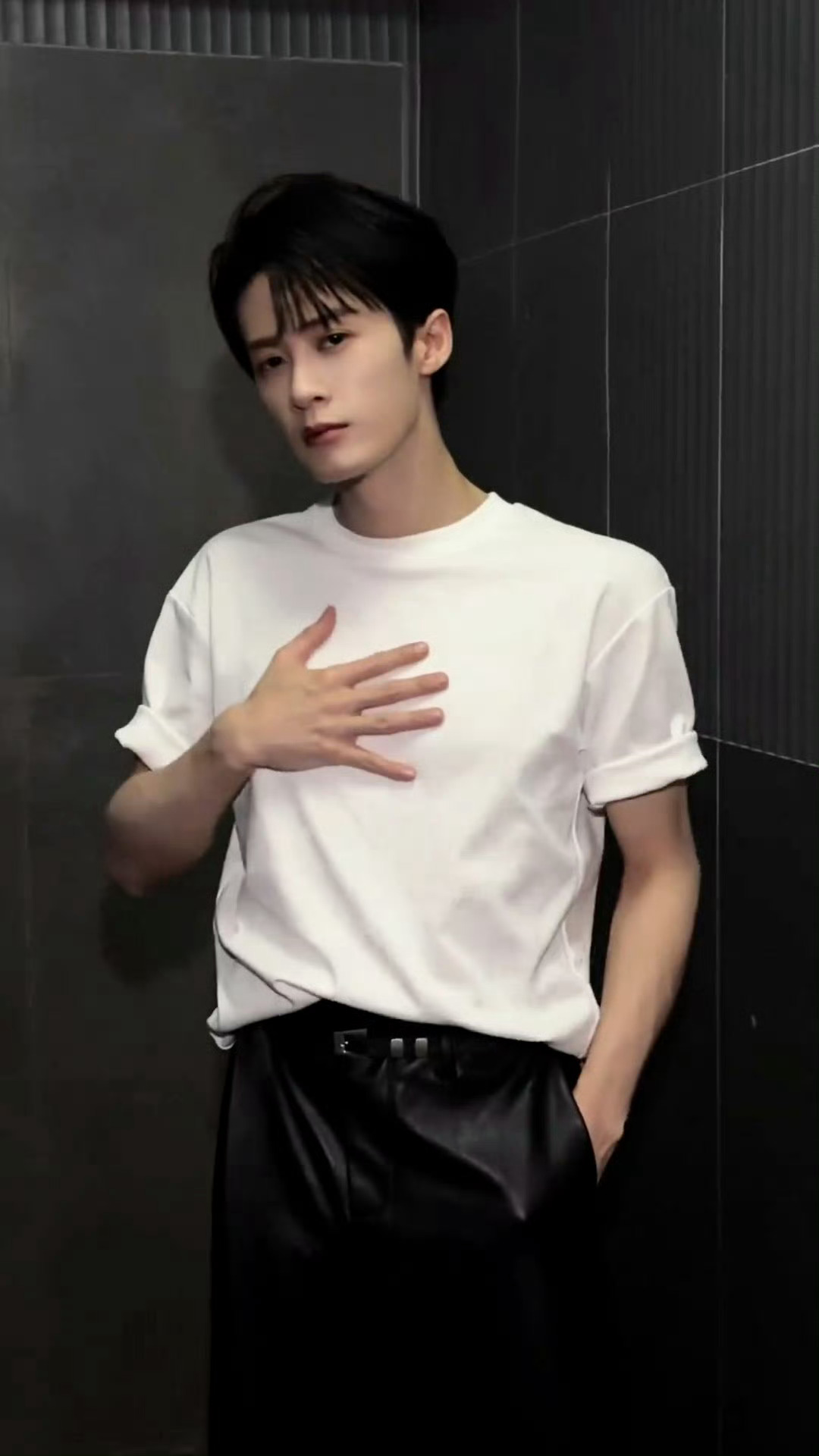 檀健次抖更新，从古人当回现代人了跳了kavkaz手势舞，好会扭多跳多营业，就是不