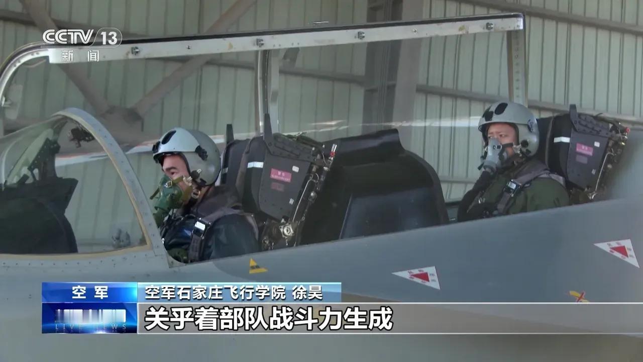 注意教-10高级教练机的平显！比起一线战斗机档次一点也不低哦