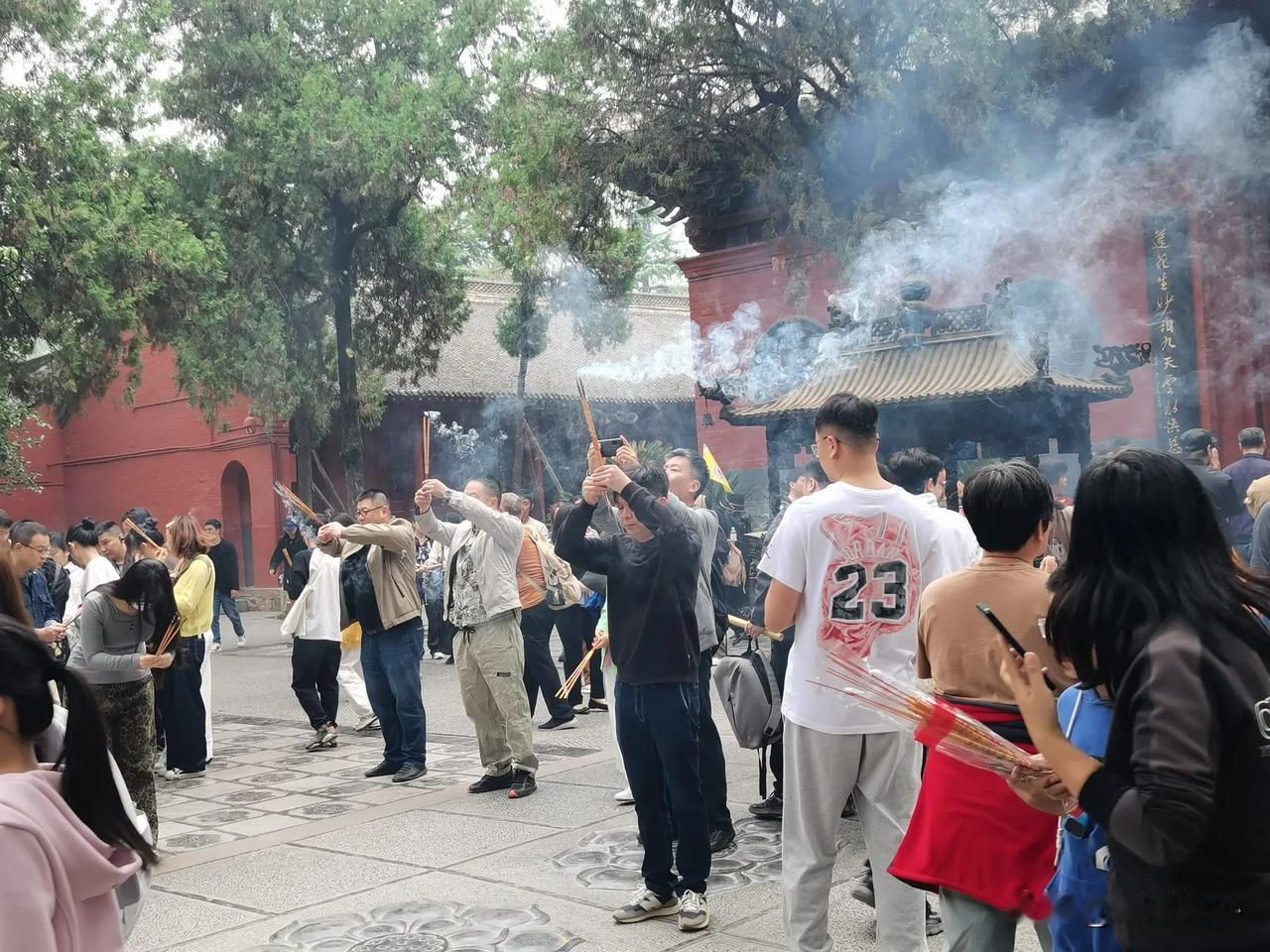 香火袅袅的场景总是给人一种宁静祥和之感。走进寺庙，那缭绕的香烟仿佛能将人的祈愿带