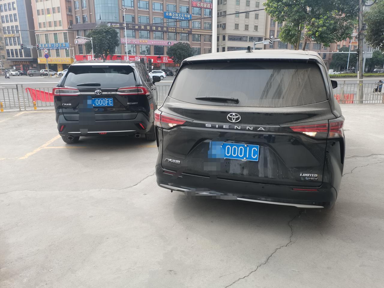 今天在惠州秋长吃饭的时候，看到两台丰田标的车停在一起，连车牌号看起来都非常接近，