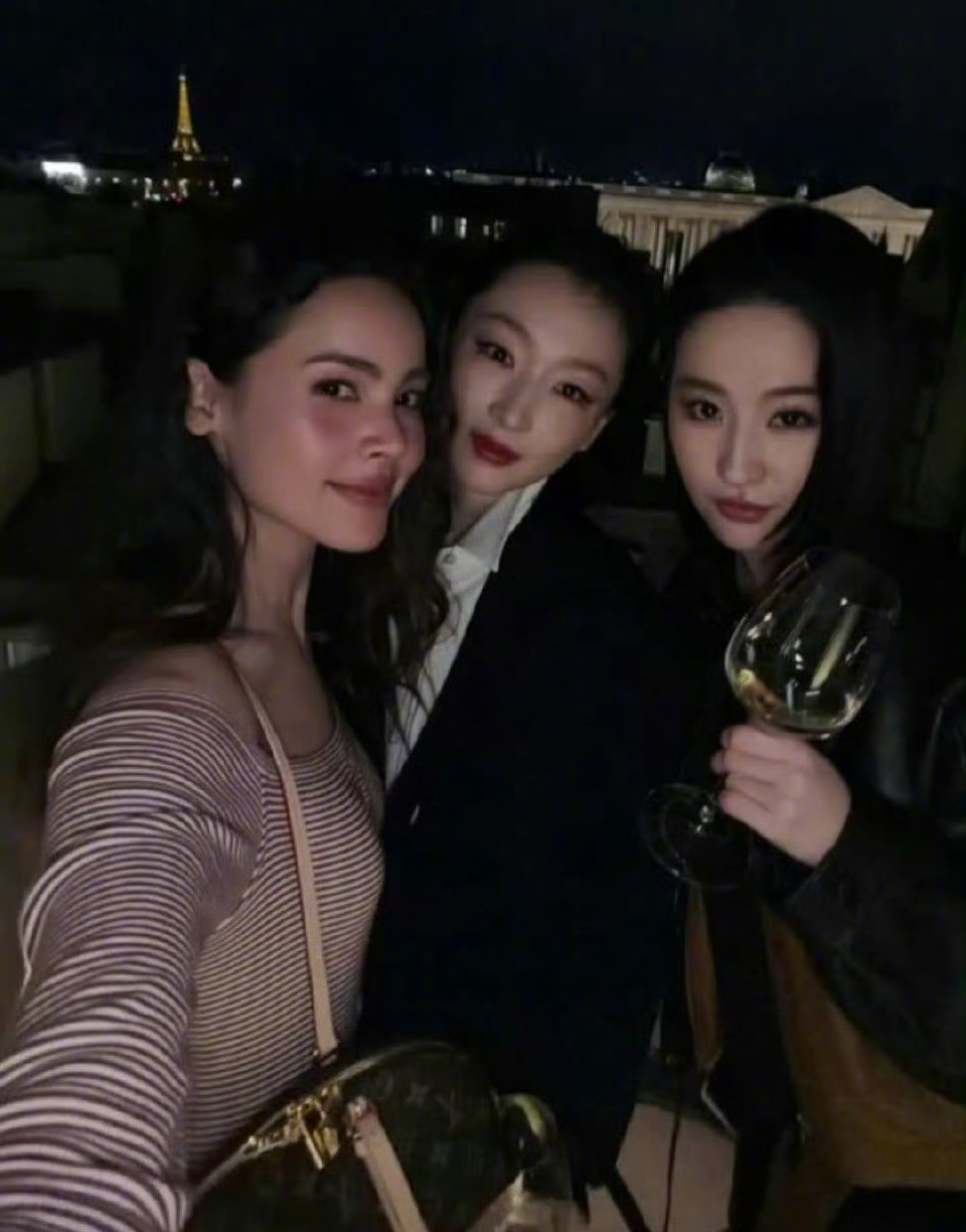 刘亦菲周冬雨晚宴合影刘亦菲周冬雨同框合照漂亮姐姐们梦幻同框也太养眼了， 一柔一灵