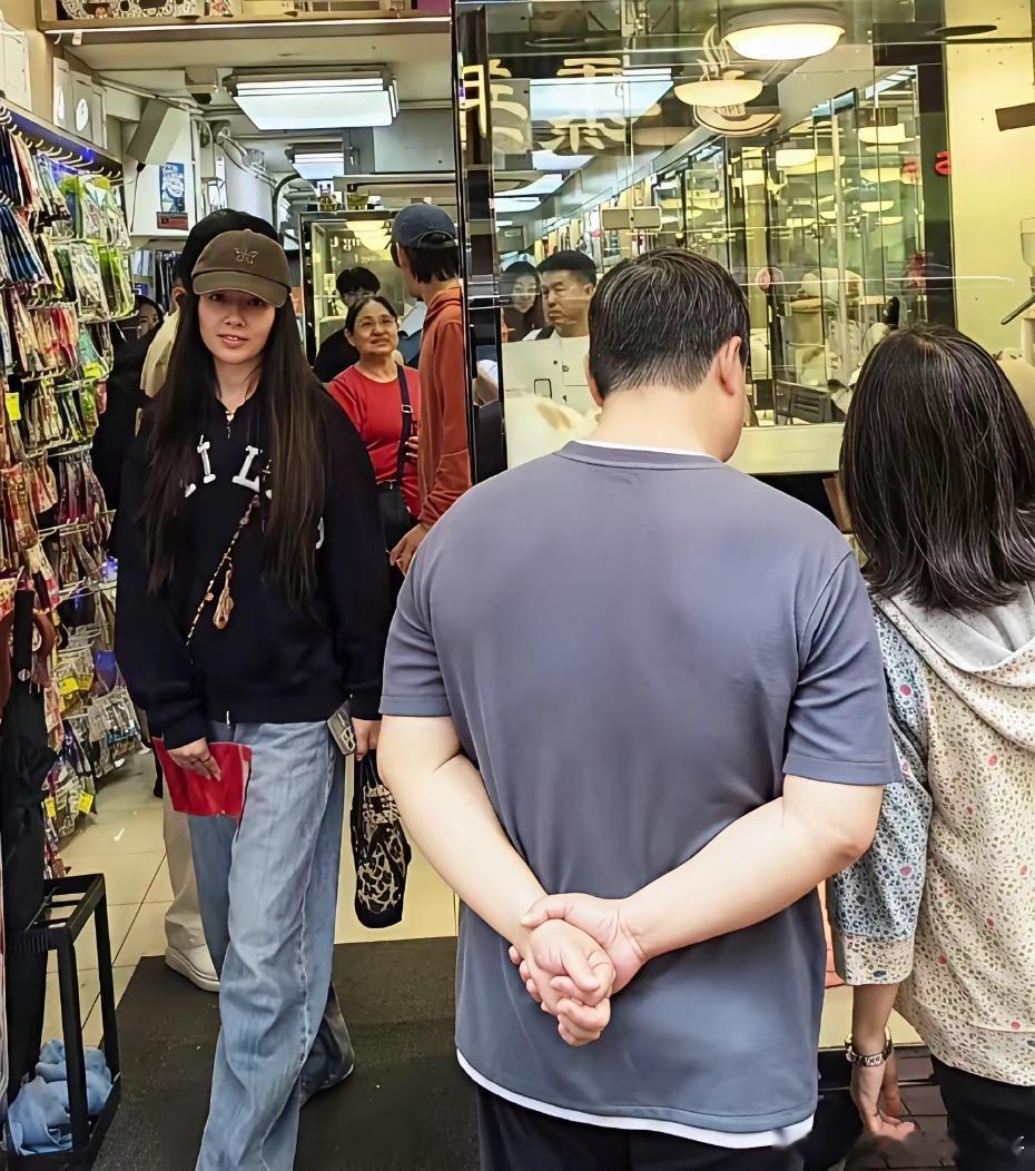 有网友在香港偶遇郭碧婷，居然还有她公公向华强，一家人在宠物店买东西！应该是她带着