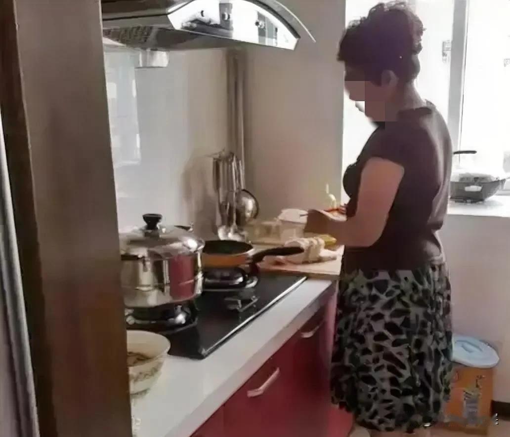 我自己带娃，婆婆每月给我3600元，我转身给了娘家妈，没想到一次电话，我果断决定