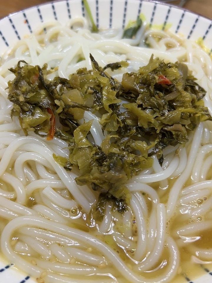 今天早餐是汤米线，加上煎鸡蛋和酸菜，太好吃了！