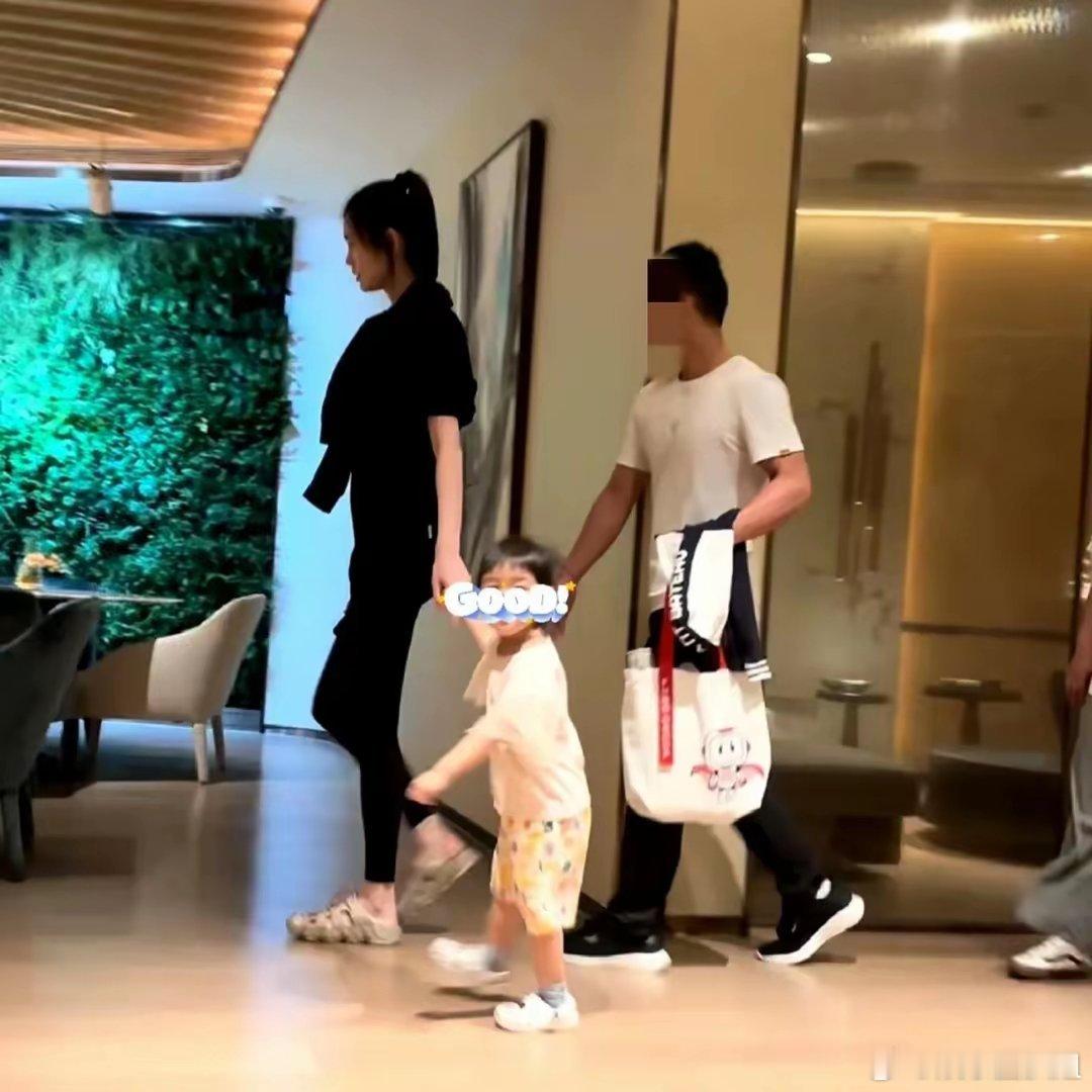#奚梦瑶2岁女儿身高#奚梦瑶一身黑色打扮，扎着高马尾，大手牵小手的牵着女儿Rom