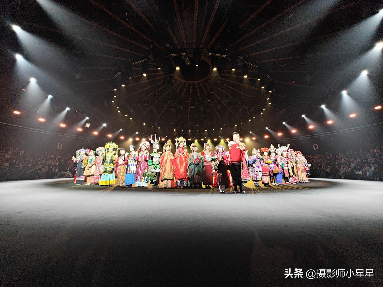 照片笔者拍摄于今天（2026年3月27日）的北京，中国国际时装周的舞台上，古阿新