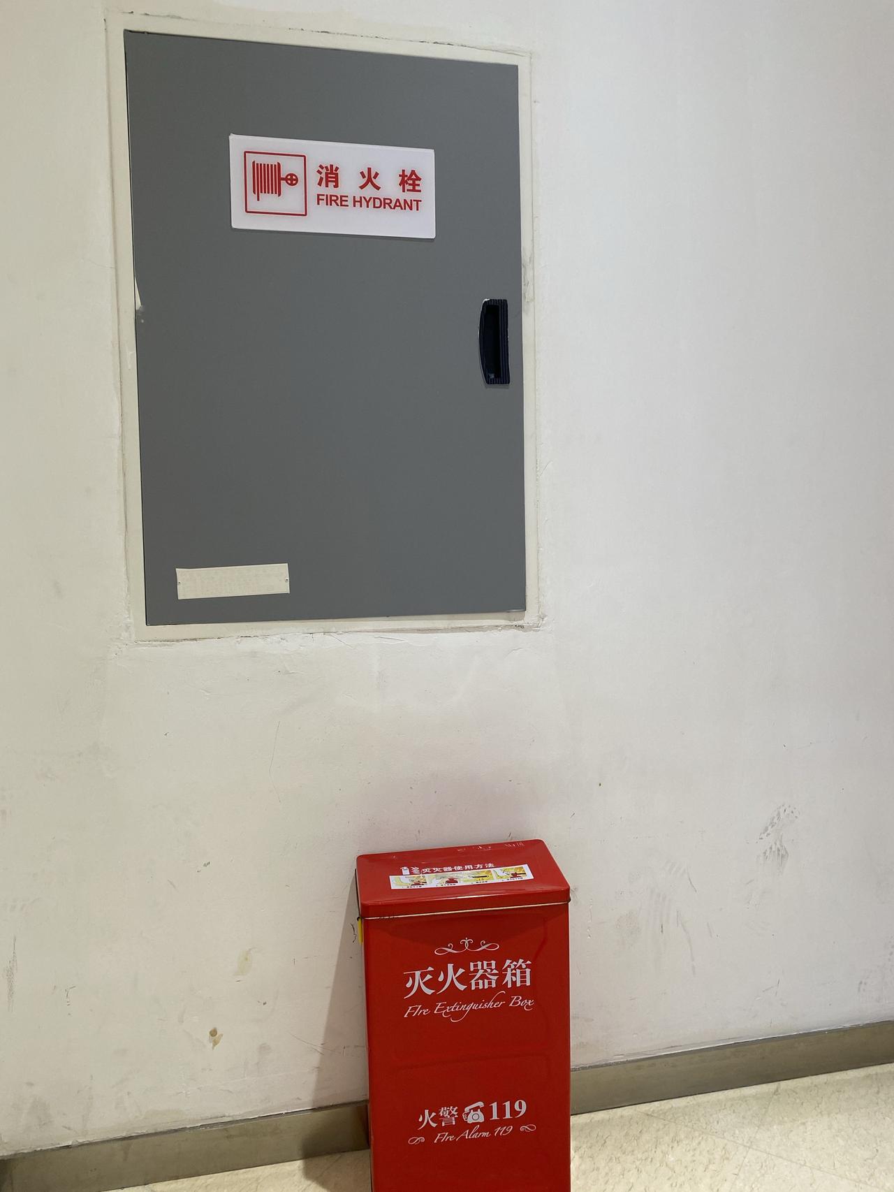 在商场听到一句话，非常不解！
有些规则只是对人，而不是死人。

一位商场工作人员
