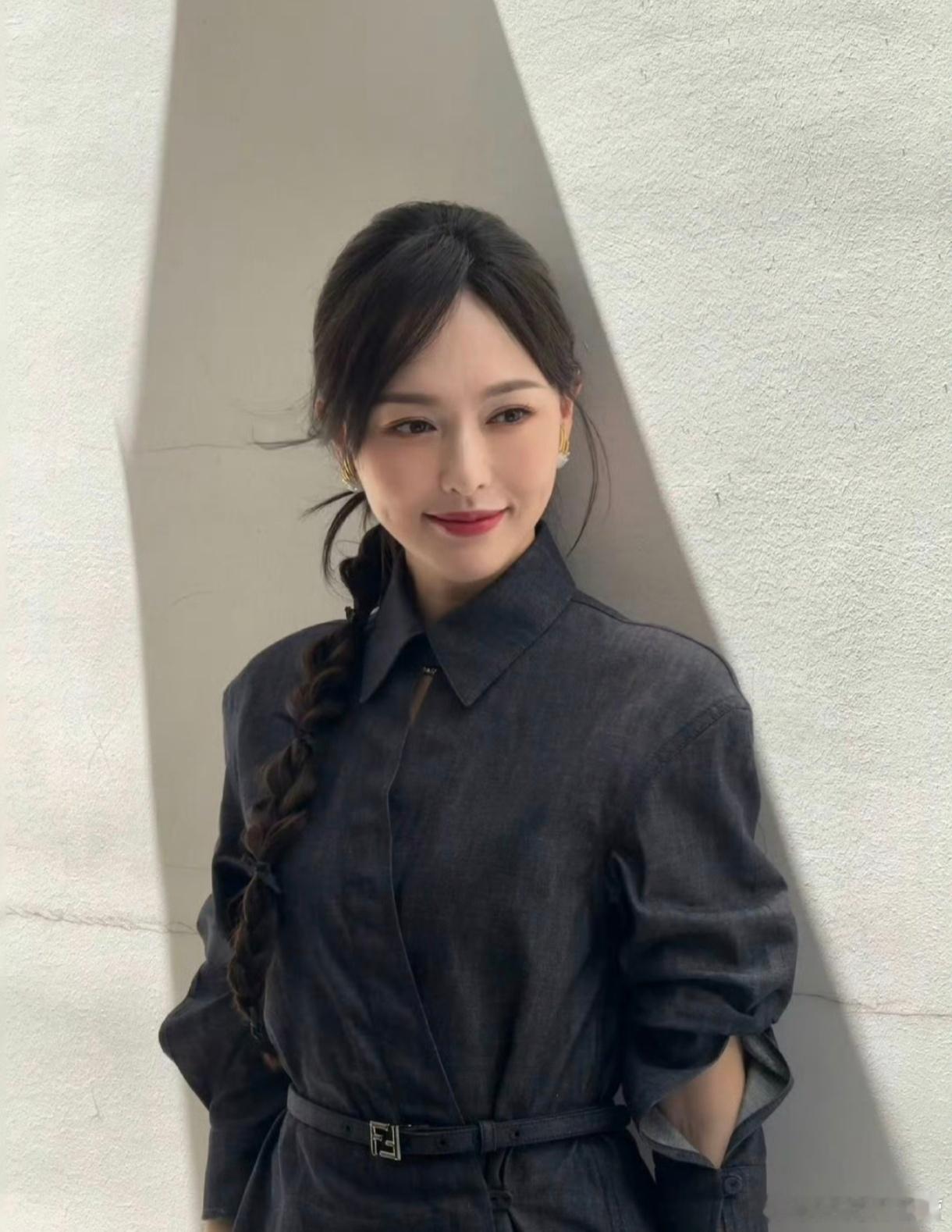 唐嫣今日出席苏州王家卫电影特展之繁花永续活动～芬迪新季和蒂芙尼高珠，小活动也是双