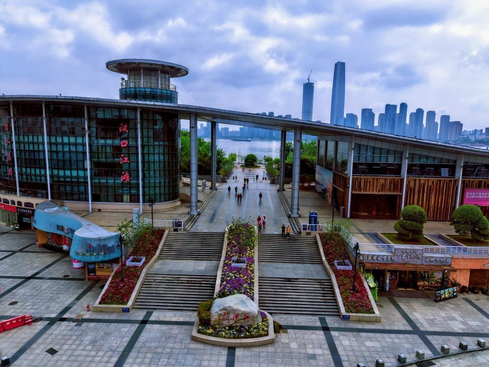 【汉口江滩江汉门玫瑰盛开】4月24日，武汉迎来久违阳光，周末两天正是赏花好时机！