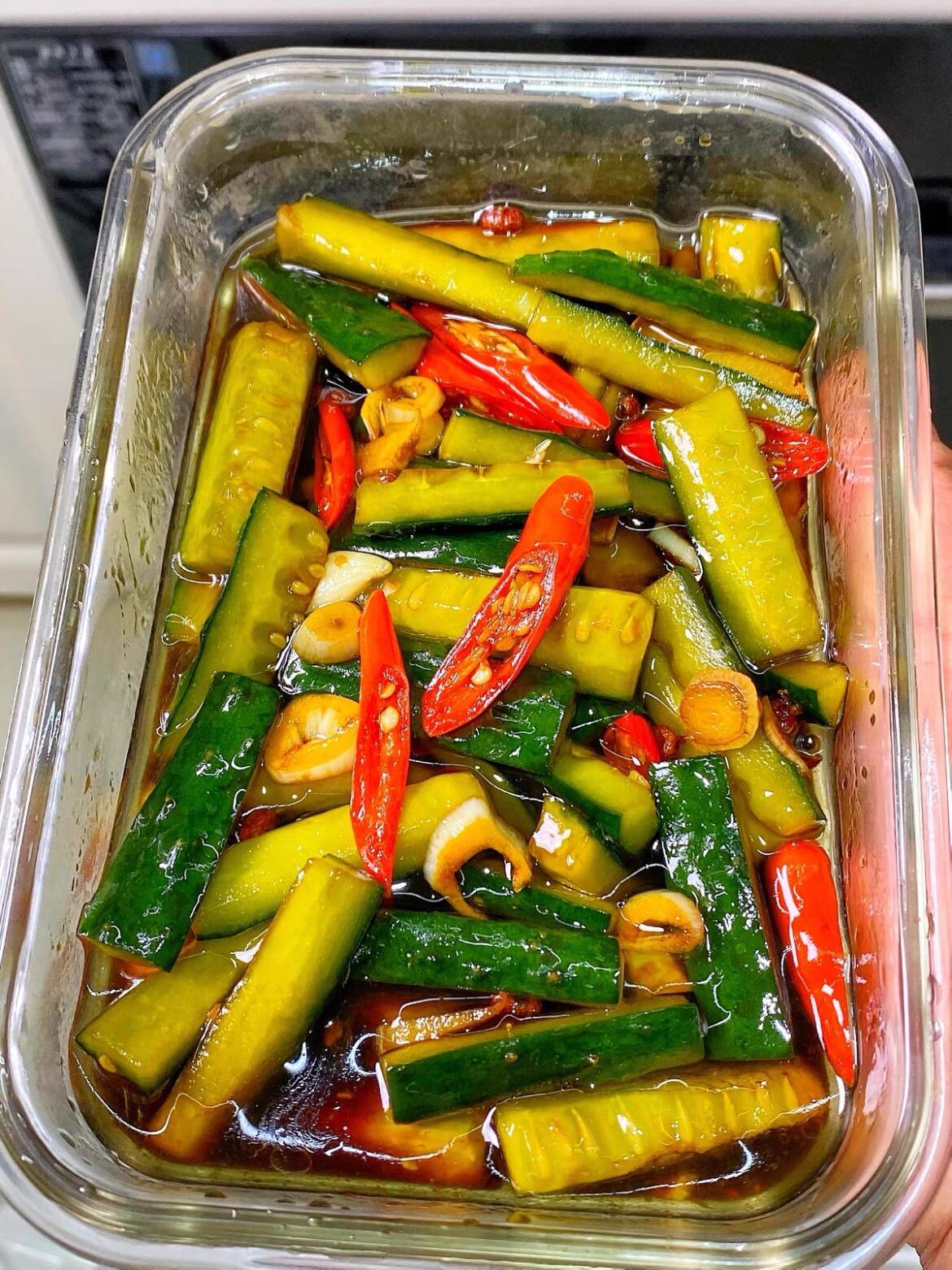 因为这个腌黄瓜，我妈在我们这直接出名了！每次做都被邻居追着要配方，脆爽开胃，配啥