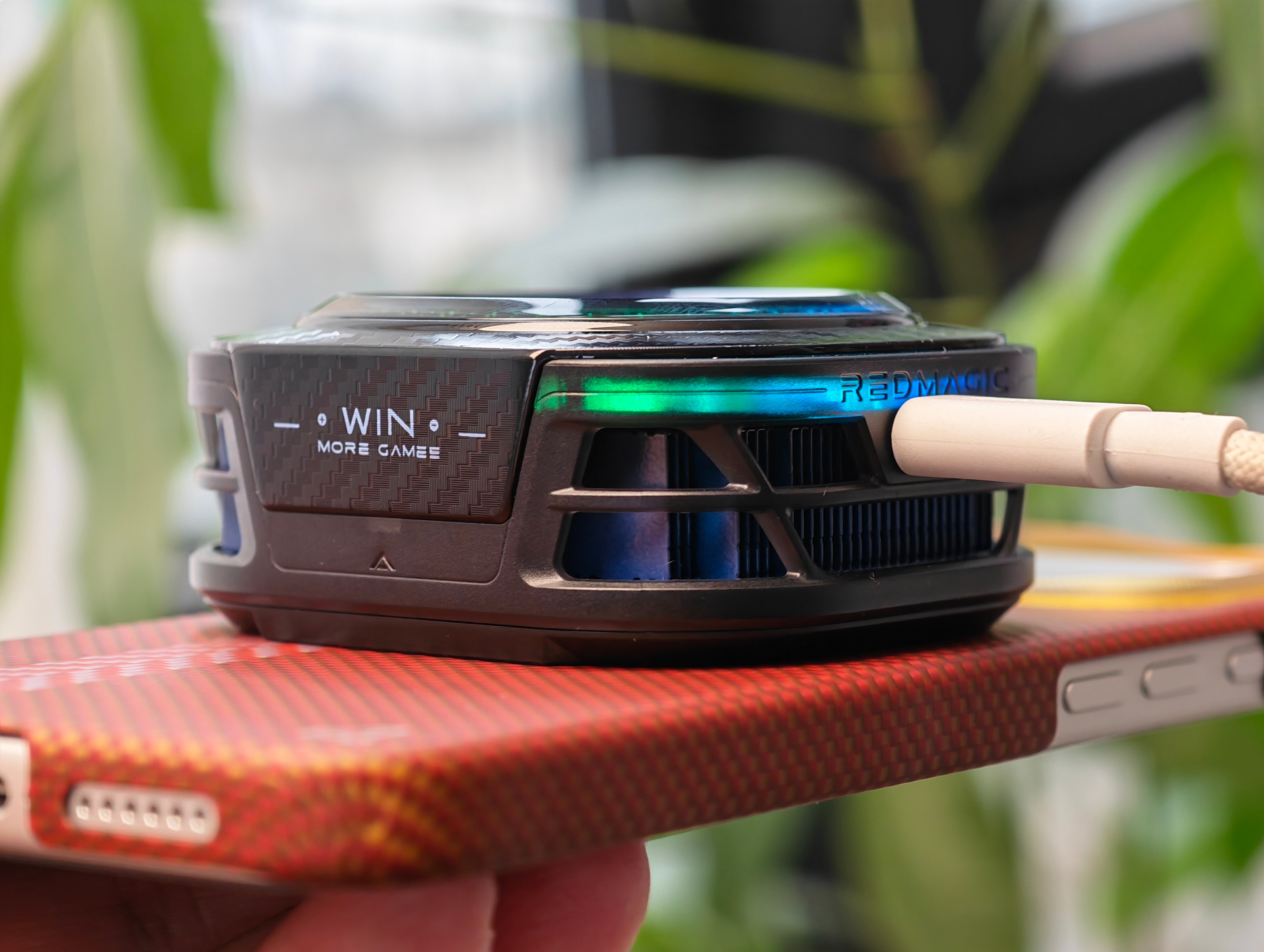 天气热了，是该给自己的手机换一个好点的散热器了，红魔散热器8 Pro，散热片还会