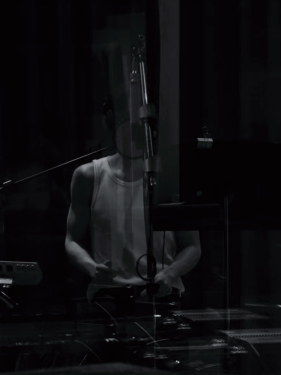 细看这个男人真的很会知道我们爱看大膀子吧，ok发了，但是呢，色调是比较偏暗的，还