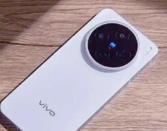 vivo X200s的影像系统不是冰冷的参数堆砌，而是真正从用户体验出发。其后置