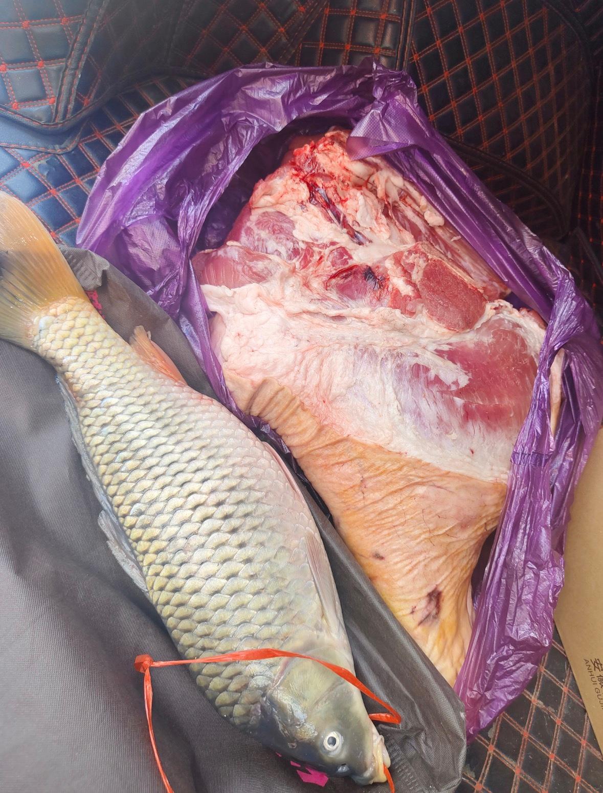 别人的学校，期末考试前10名奖励大鱼大肉，全县第一名学生奖励整只羊和猪后腿。
