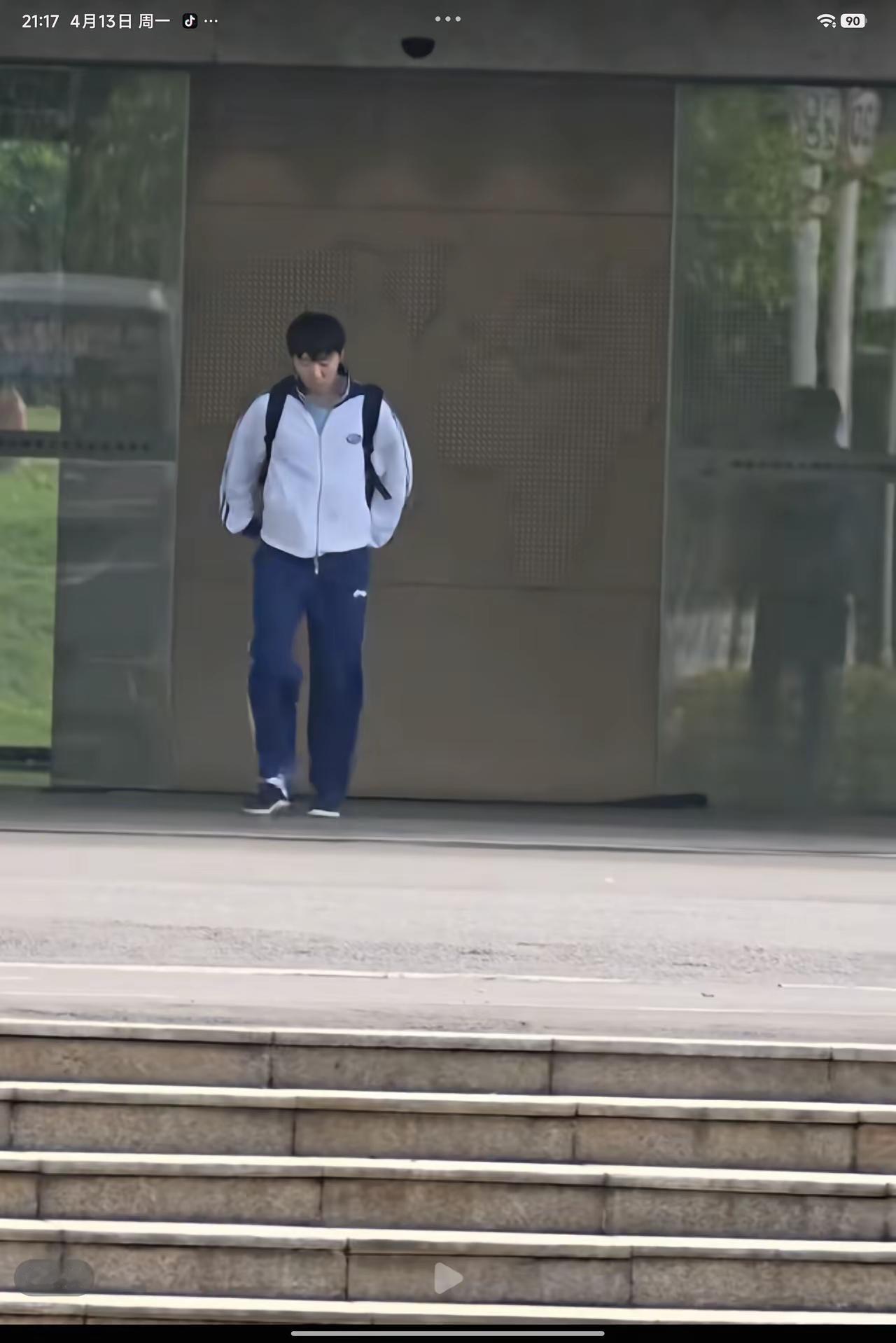 4月13日上训的曼昱也“出洋相”了！[捂脸]
今天曼昱上训，为了早早到达训练场地