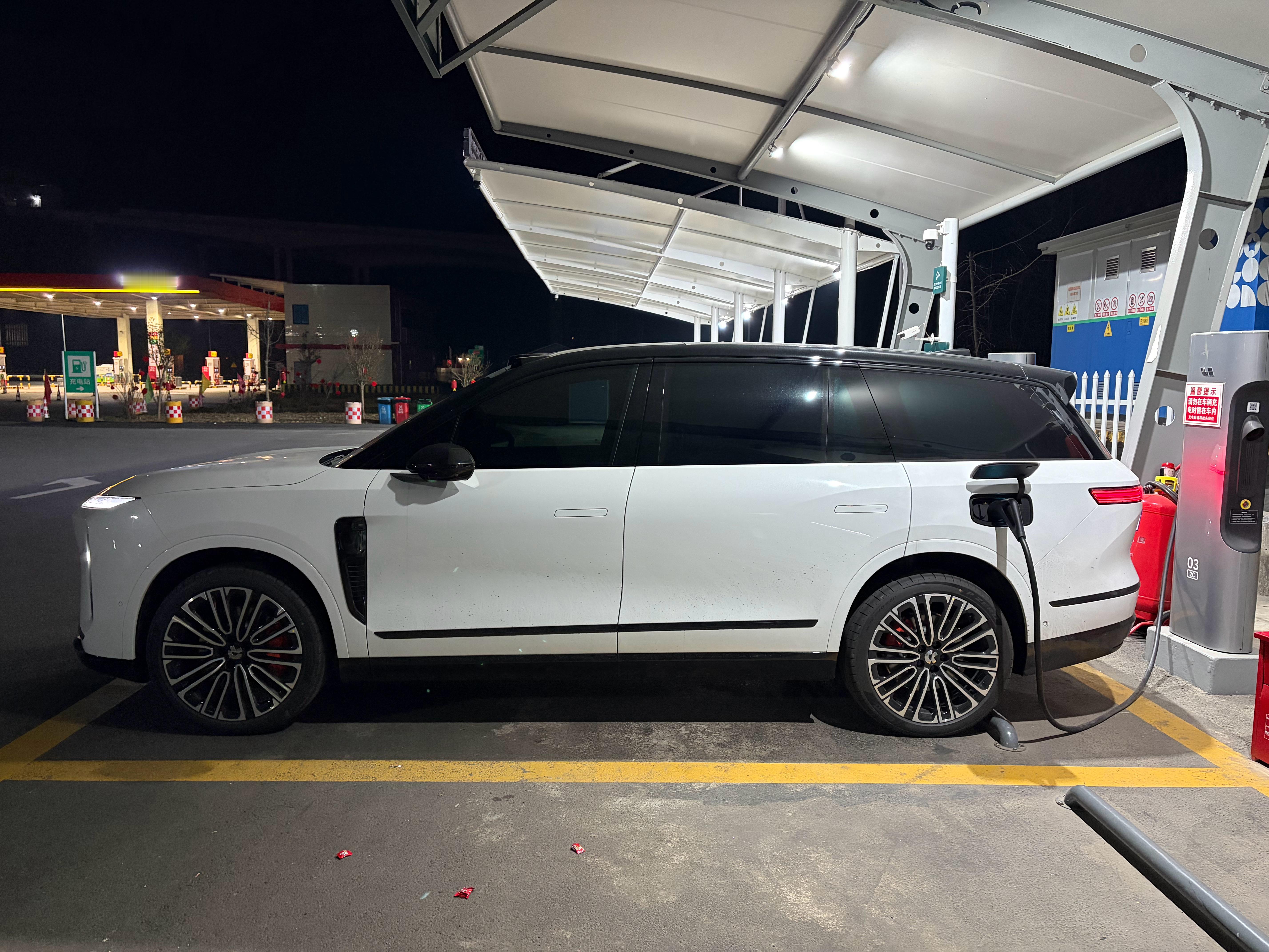 随便找个服务区休息上个洗手间，发现了理想超充站顺带充一会，每一家车企自建超充站都