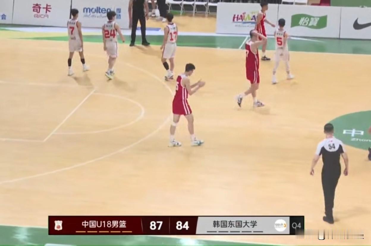 输不起的心态导致崩盘！！在中国U18男篮与韩国东国大学的友谊赛中，双方实力相当，