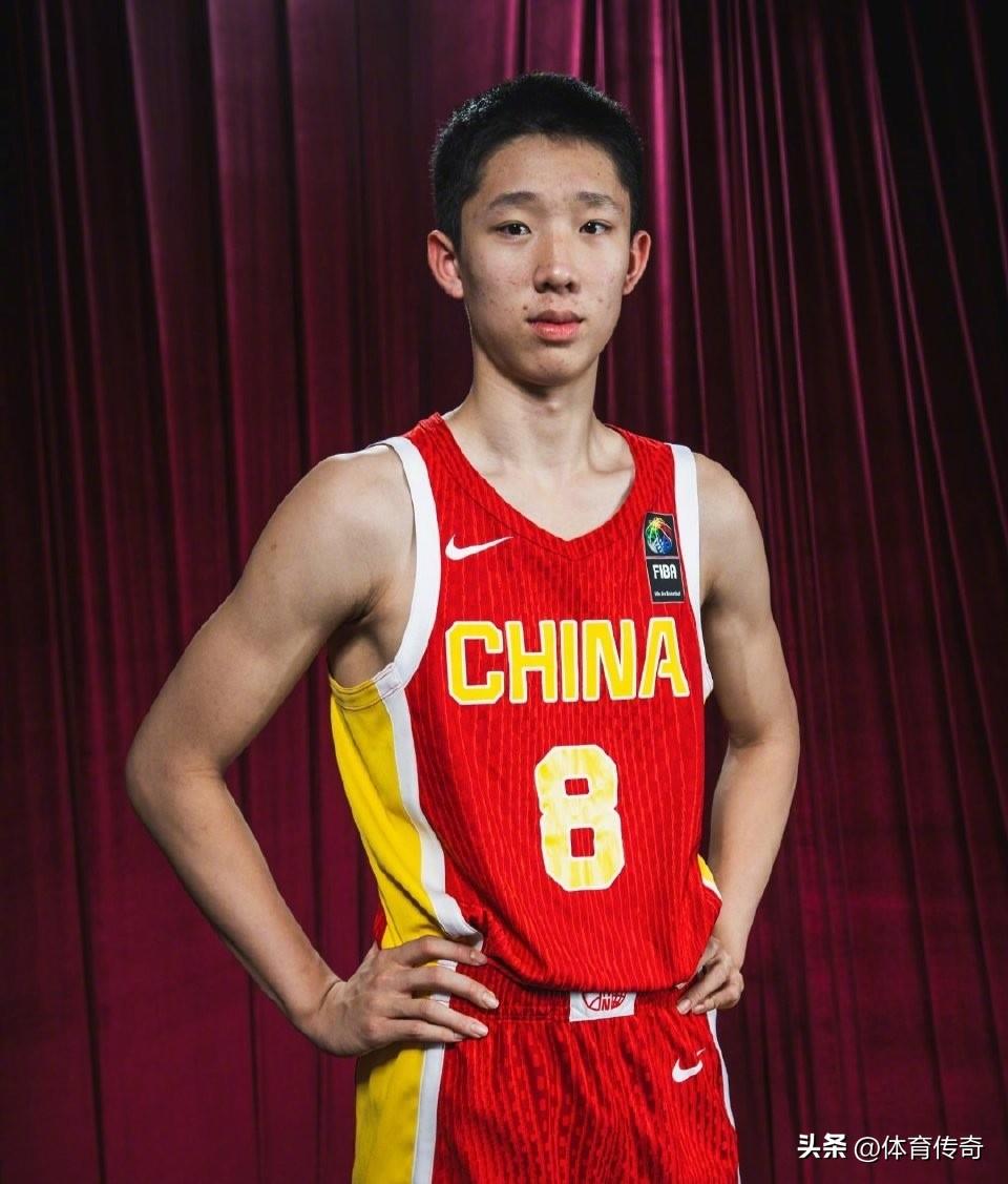 中国U17国青男篮也有自己的库里了，在对阵加拿大的比赛中，来自清华附中的张辰宇上