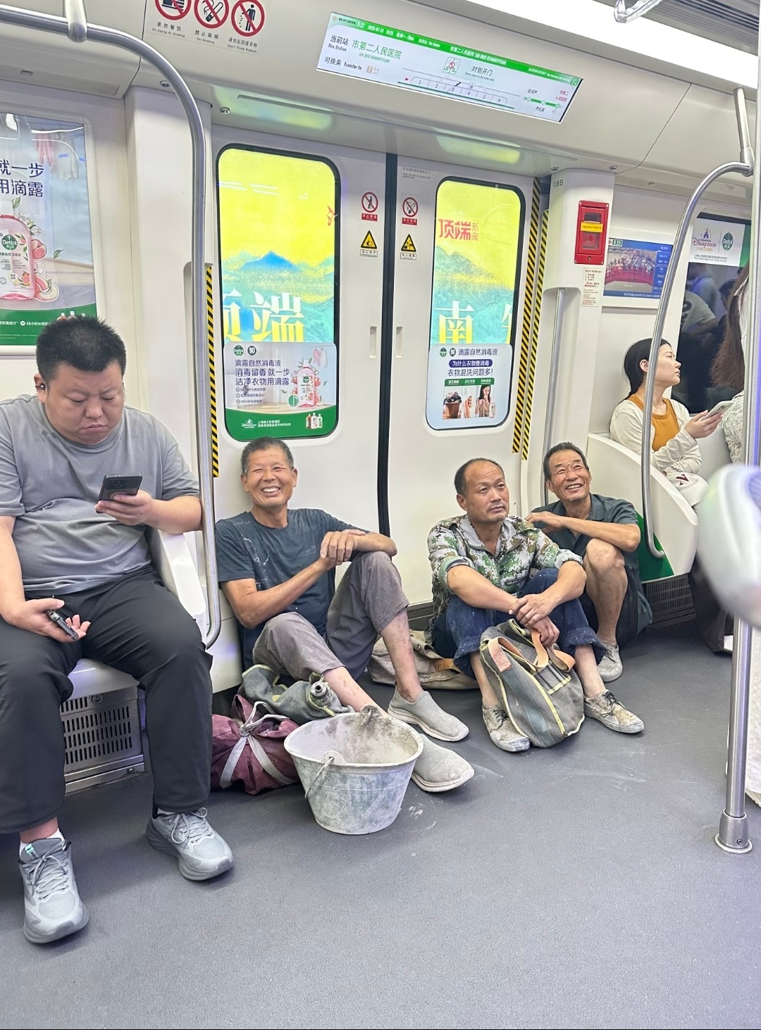 坐地铁看到的一幕，城市建设者，真诚的笑容！他们对自己几乎没有什么物质要求，有活干