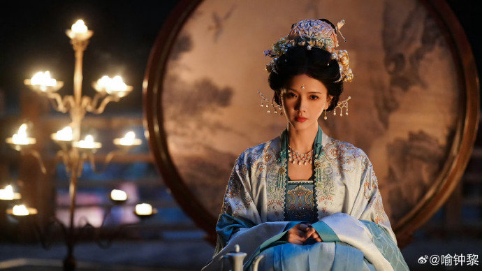 喻钟黎逐玉千字收官文 喻钟黎的收官文让“角色售后”有了新高度！千字篇幅里，她不仅