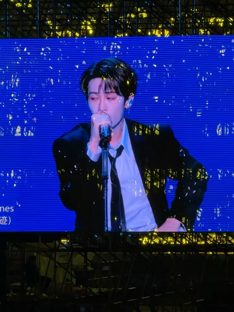 妈呀檀健次舞台大屏还映着他的灯牌太好看了…… 檀健次美甲