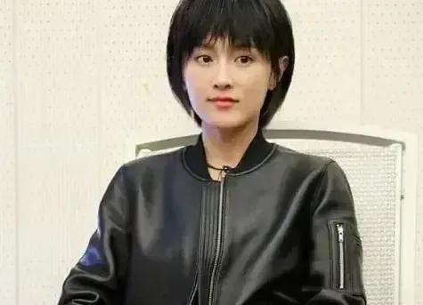 看着像巩俐啊，气质也挺出众的 ，怎么觉得比年轻时的巩俐还漂亮呢？小姑娘最近有点火