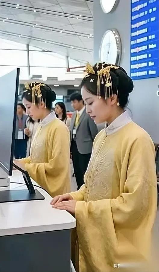 汉服圈又闹幺蛾子？

企业竟想定标准？

最近某社团联合企业宣称要给汉服“立规范