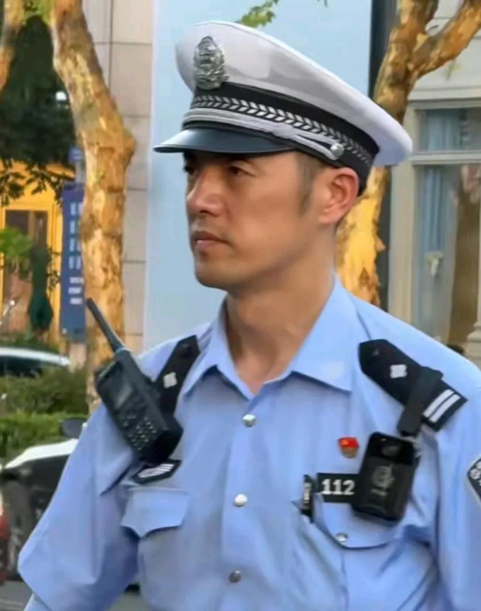 最帅的交警就是他了，无意中刷到的一位正在执勤的交警，真的是把我给帅到了，颜值太惊