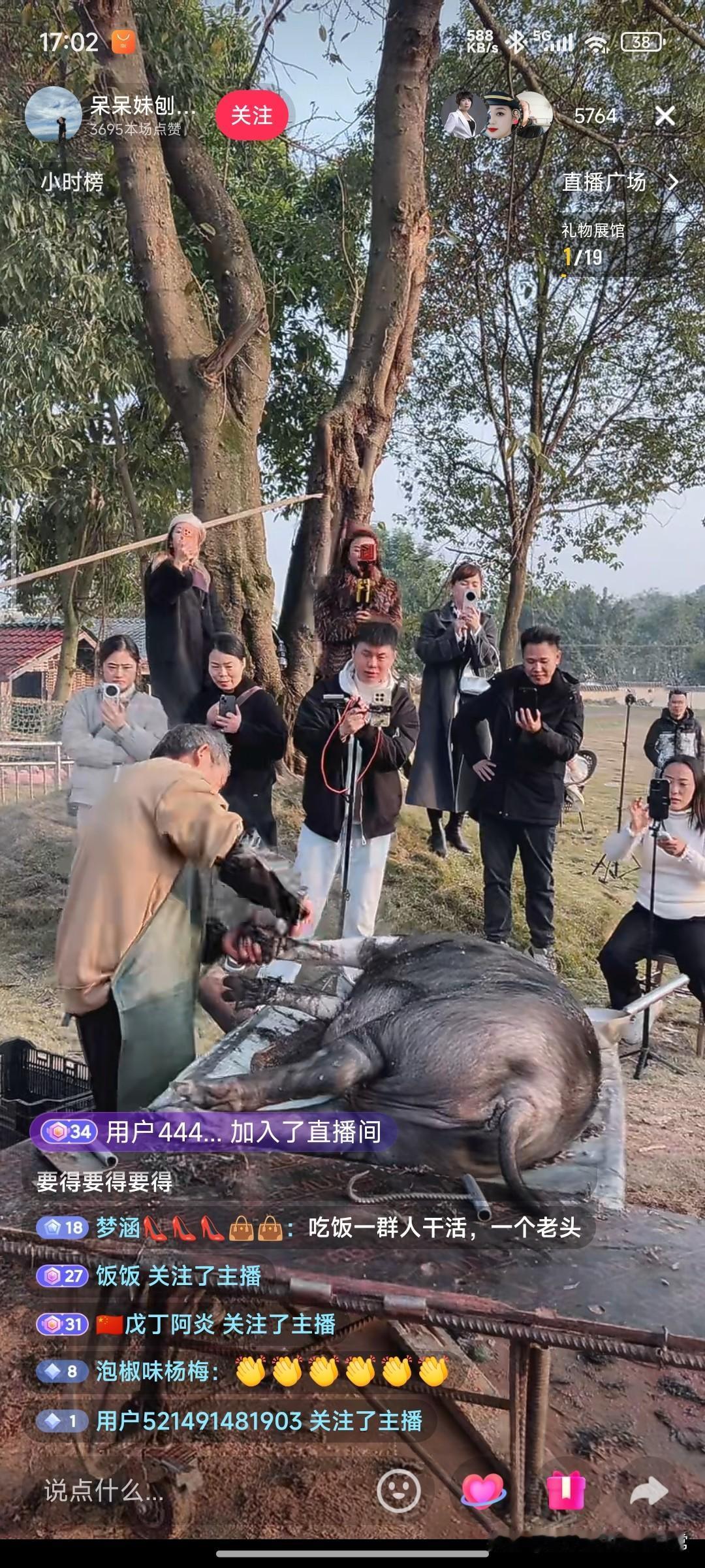 杀猪饭彻底带火了乡村流量密码！

她凭一碗杀猪饭让庆福村成了网红地，粉丝破百万的