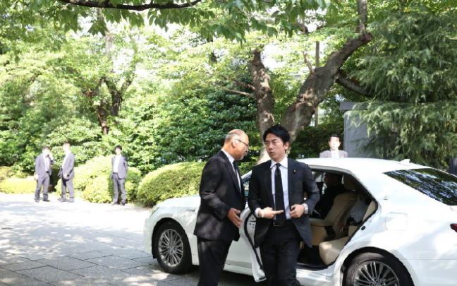 44岁的日本防卫大臣小泉进次郎，祖上3代从政，爷爷曾经担任“国防部长”。
小泉纯