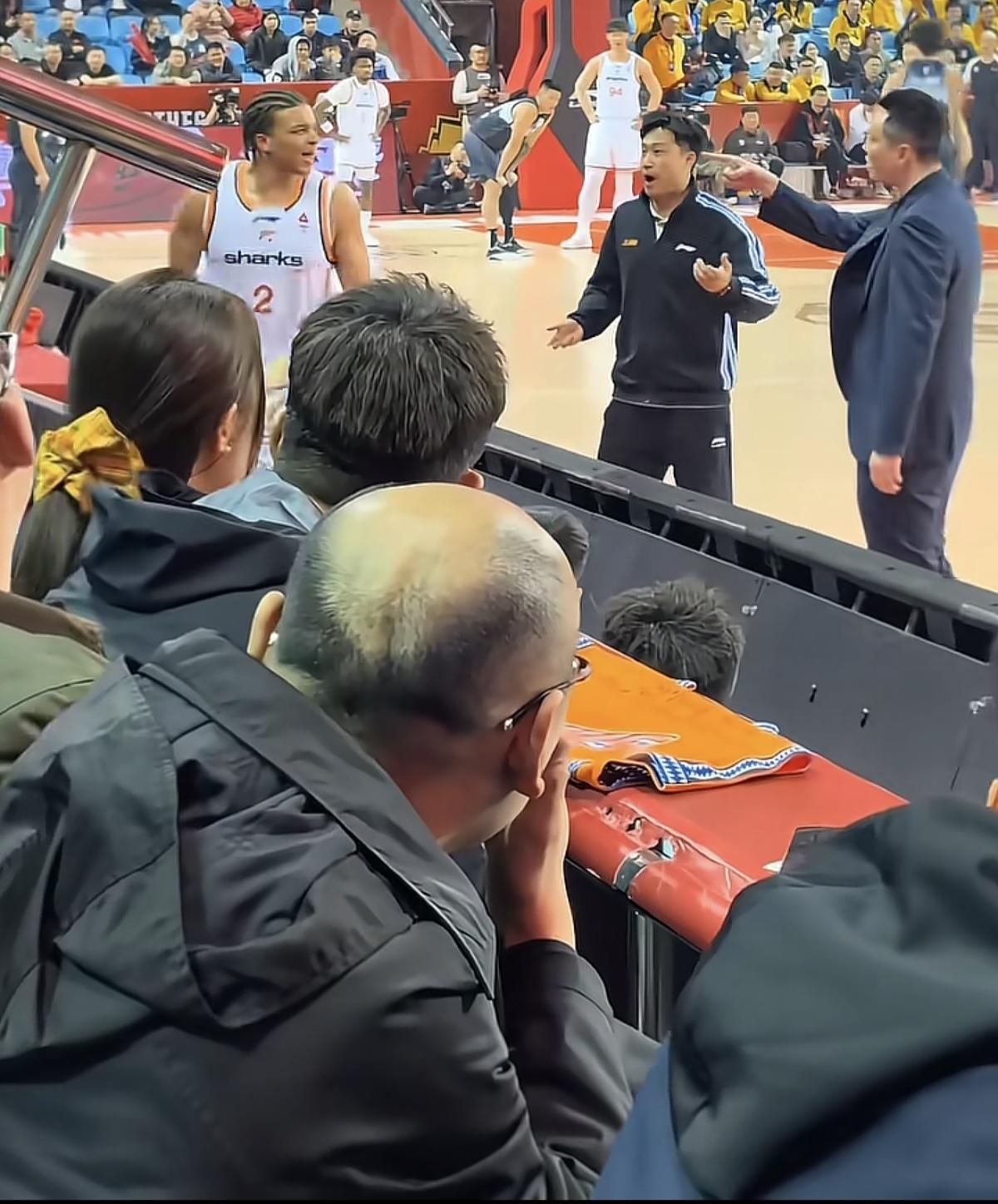 【外援指着主教练的鼻子，骂主教练，是不是外援在中国太嚣张！】
究竟是北京北汽的外