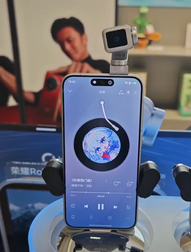 网上各种牛人，已经将荣耀Robot Phone玩出花样了
以往手机放歌，手机单纯
