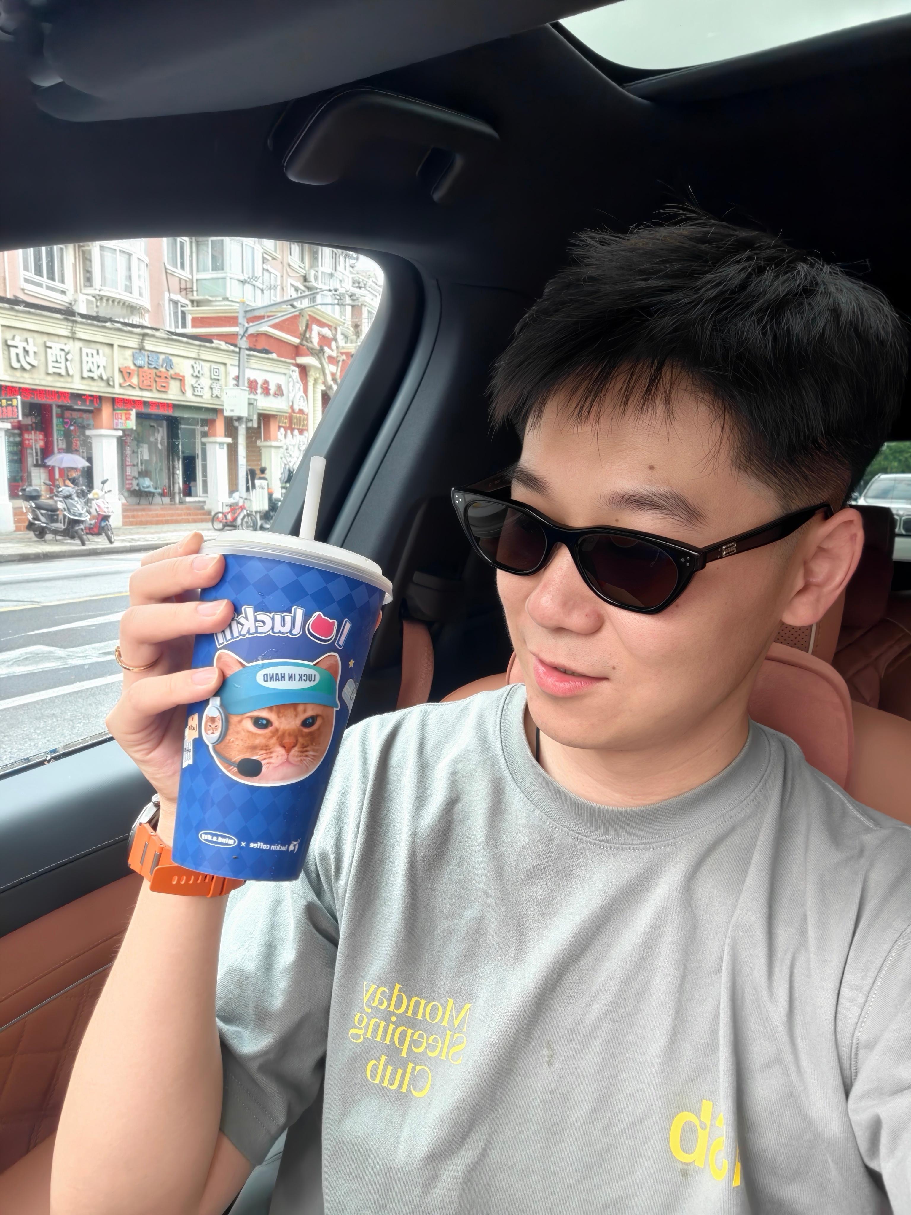小哥哥出门啦极限通勤，开车跑一趟杭州今天瑞幸的杯子有点可爱哟 