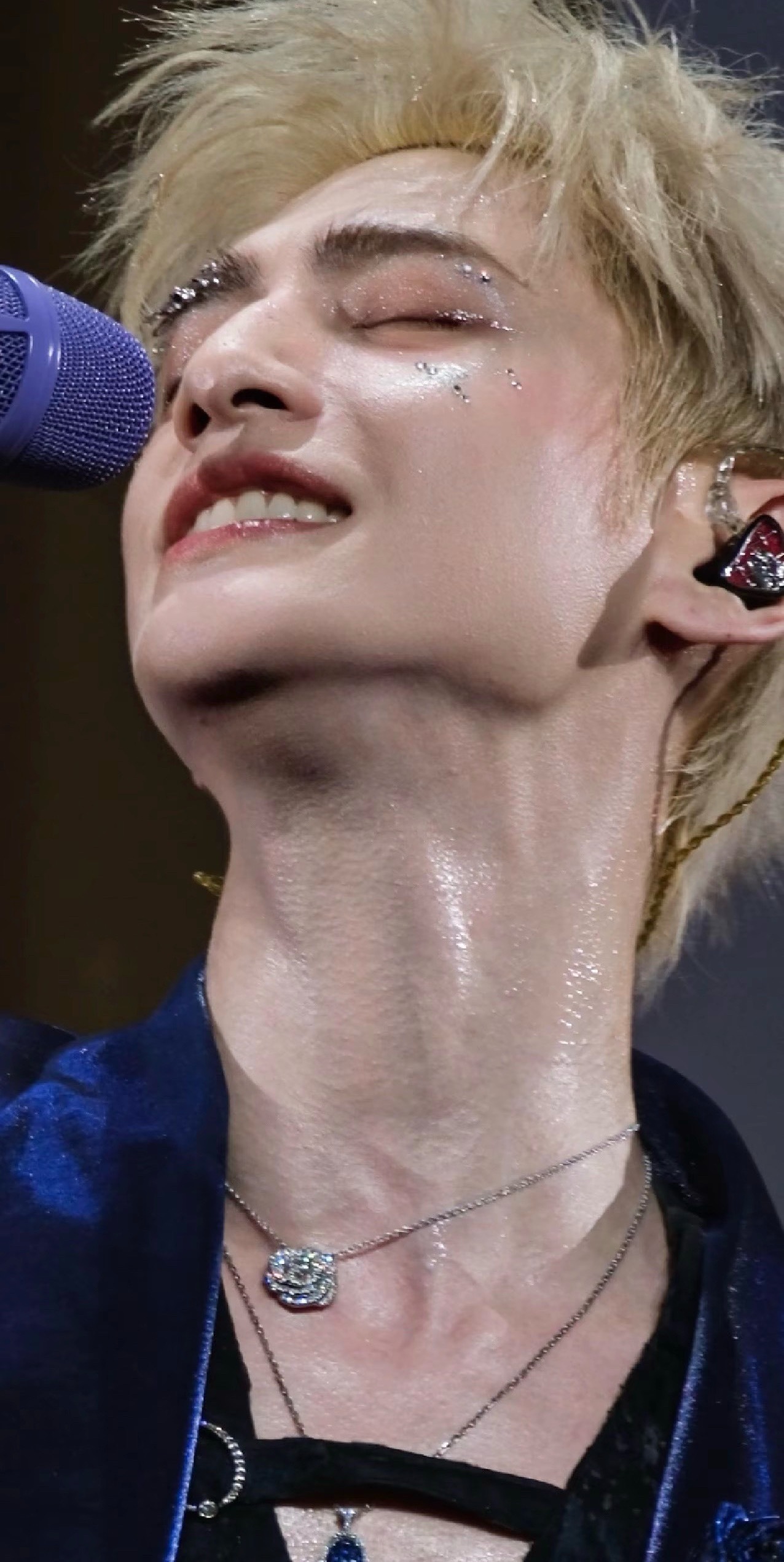 汗水顺着清晰的颈线滑落眼尾散落细碎钻饰谁懂！舞台上仰头唱歌这一幕直接戳心[舔屏]