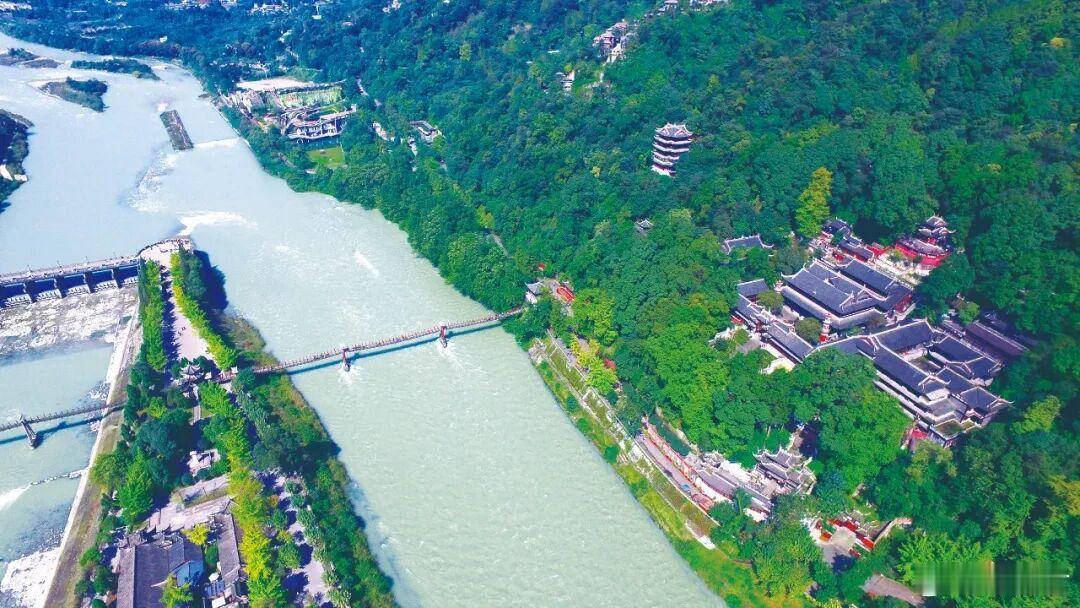 世界遗产都江堰 来都江堰，看一场跨越两千年的对话。站在鱼嘴分水堤前，看岷江水被一