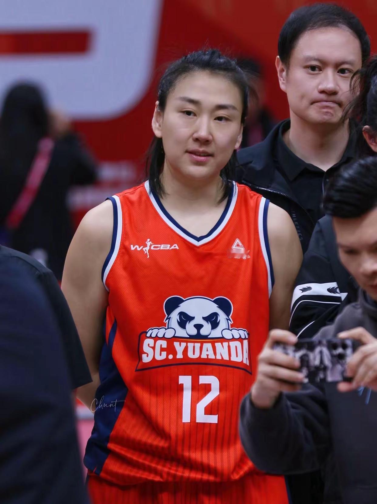 “我不会去考虑退役的事情，我还能打！”

这是WCBA传奇球员高颂她对篮球这份事