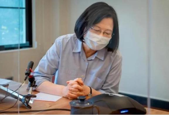 台湾知名评论员邱毅：“倘若中国人民解放军踏上台湾的土地，台湾军队极有可能会选择避