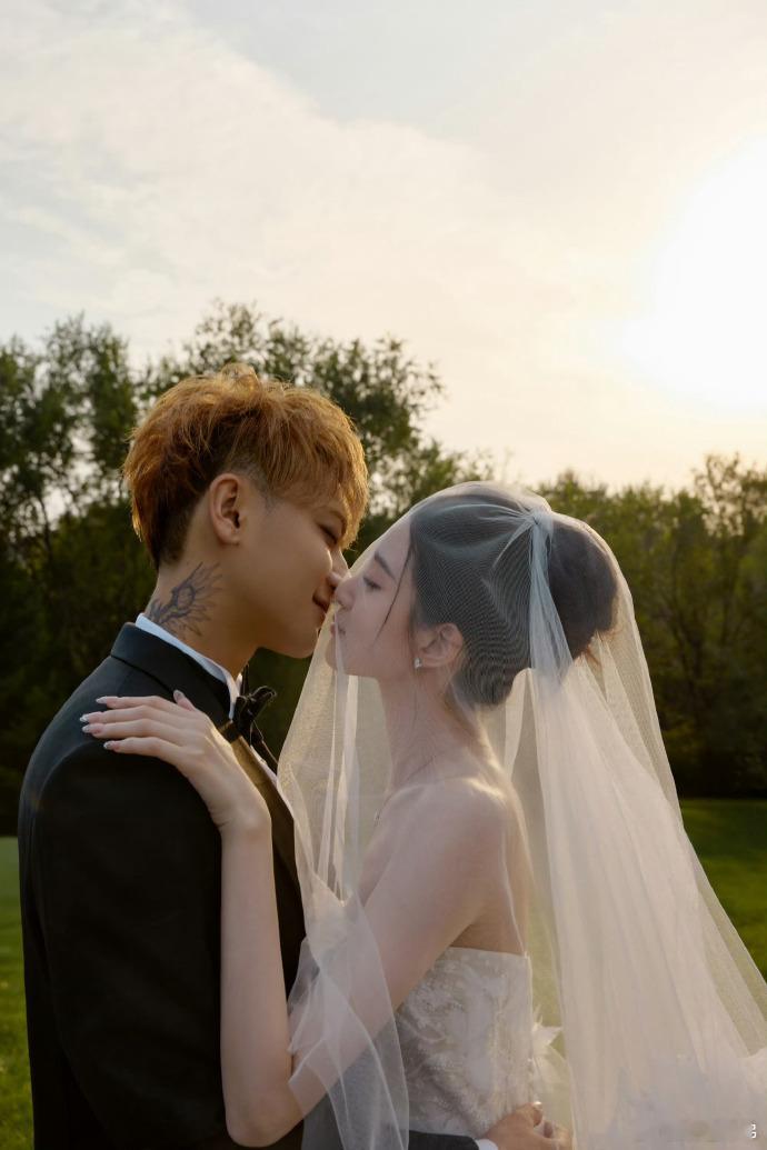 黄子韬徐艺洋接吻婚纱照 黄子韬婚纱照黄毛造型太吸睛！官宣领证+婚纱照双暴击，这波