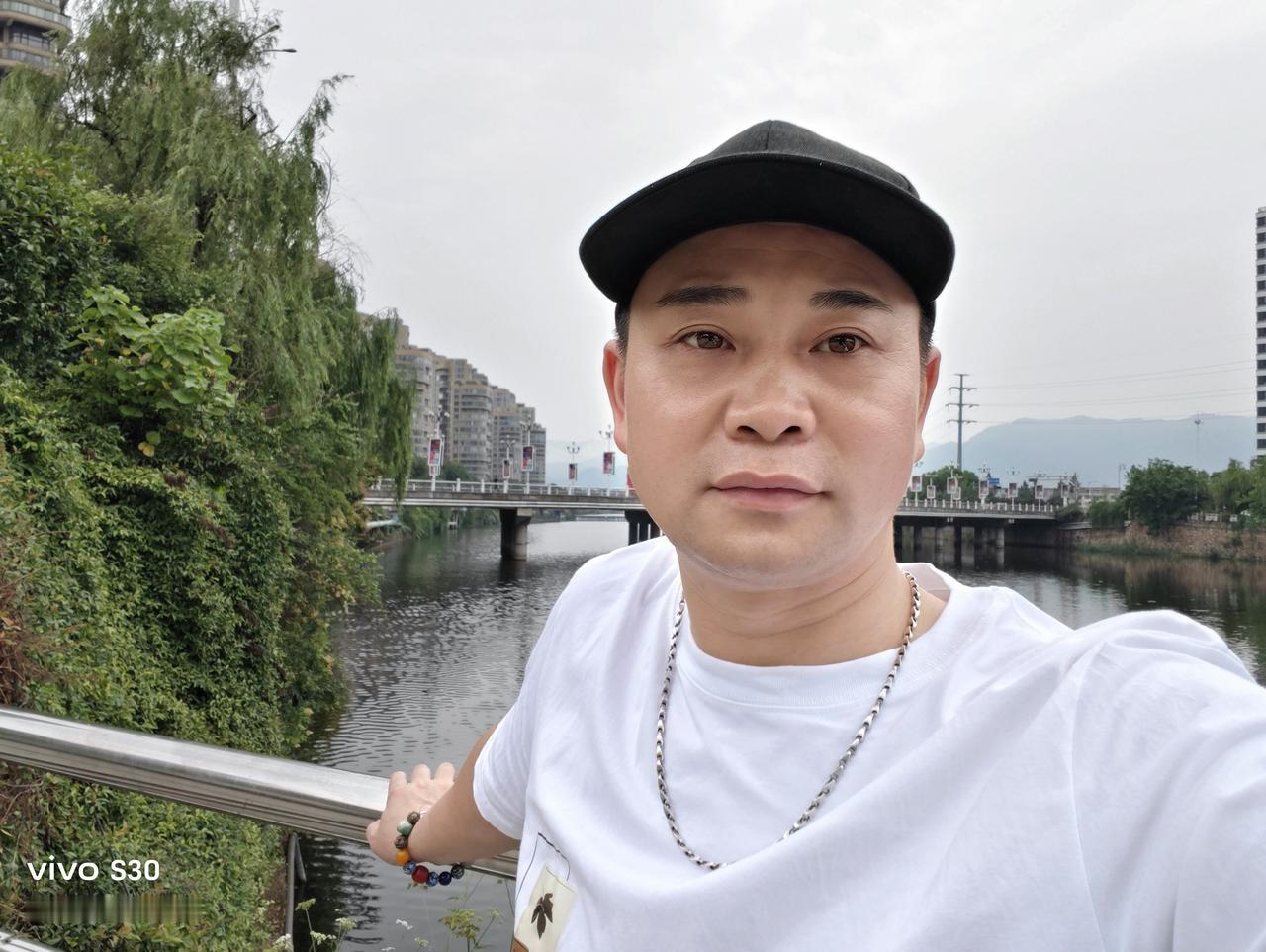 昨天去江滨公园玩，拍了些照片，戴了帽子感觉不怎么好看，主要是剃光头了，头发还没有