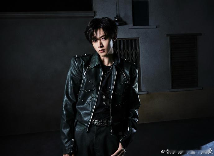 刘耀文45度站姿进化史刘耀文从小就爱45度站姿 刘耀文的站姿真的一直保持45度诶