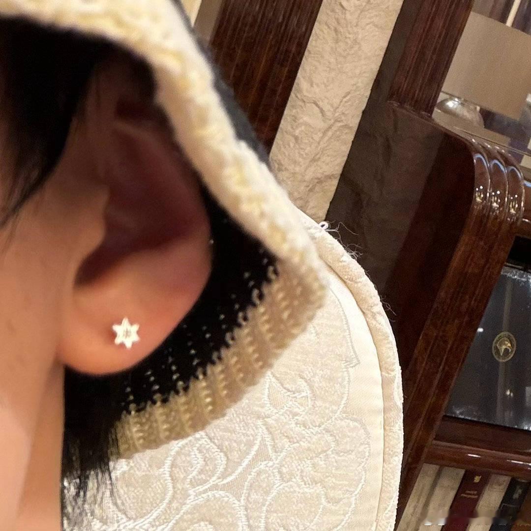 哥，我其实一直不能理解你大夏天是怎么做到穿这么多这么厚，还能带个毛线帽的