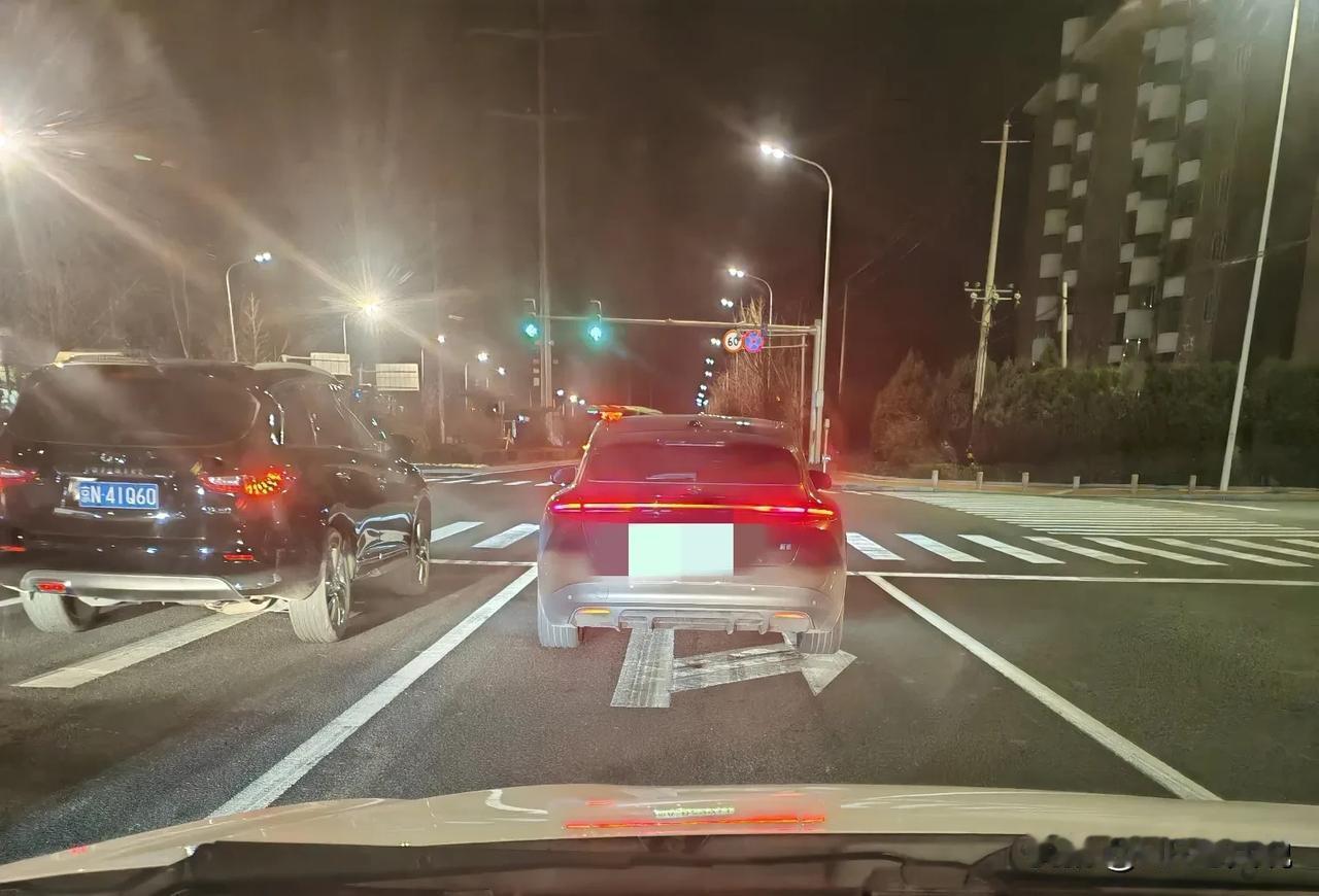 直行加右转的车道，旁边直行道也只有一辆车而已，可还是要停在这条直行加右转的车道上