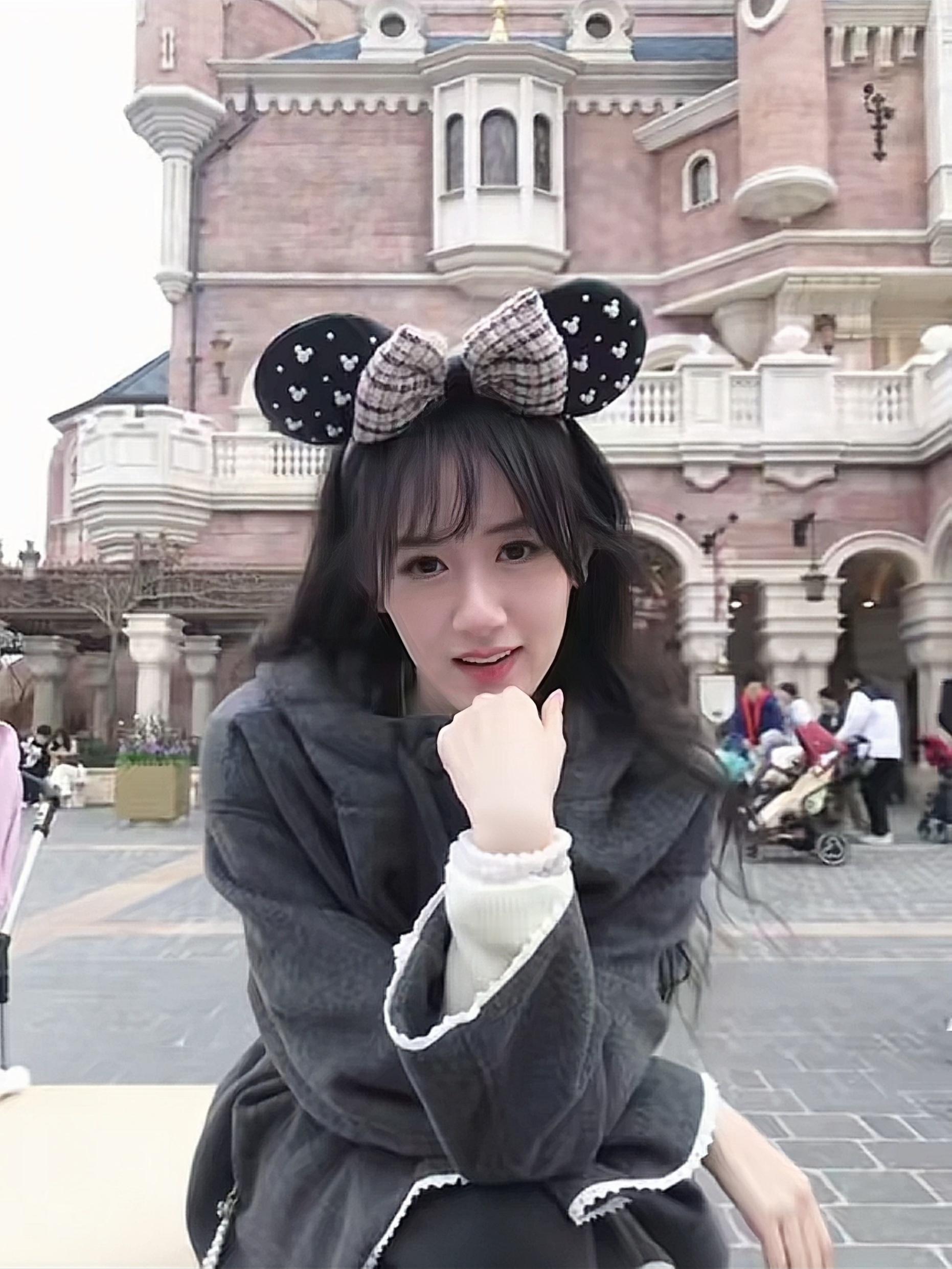 袁冰妍 见到真的OO公主啦。原来有些温暖，真的可以一次次奔赴，一次次被重新填满~